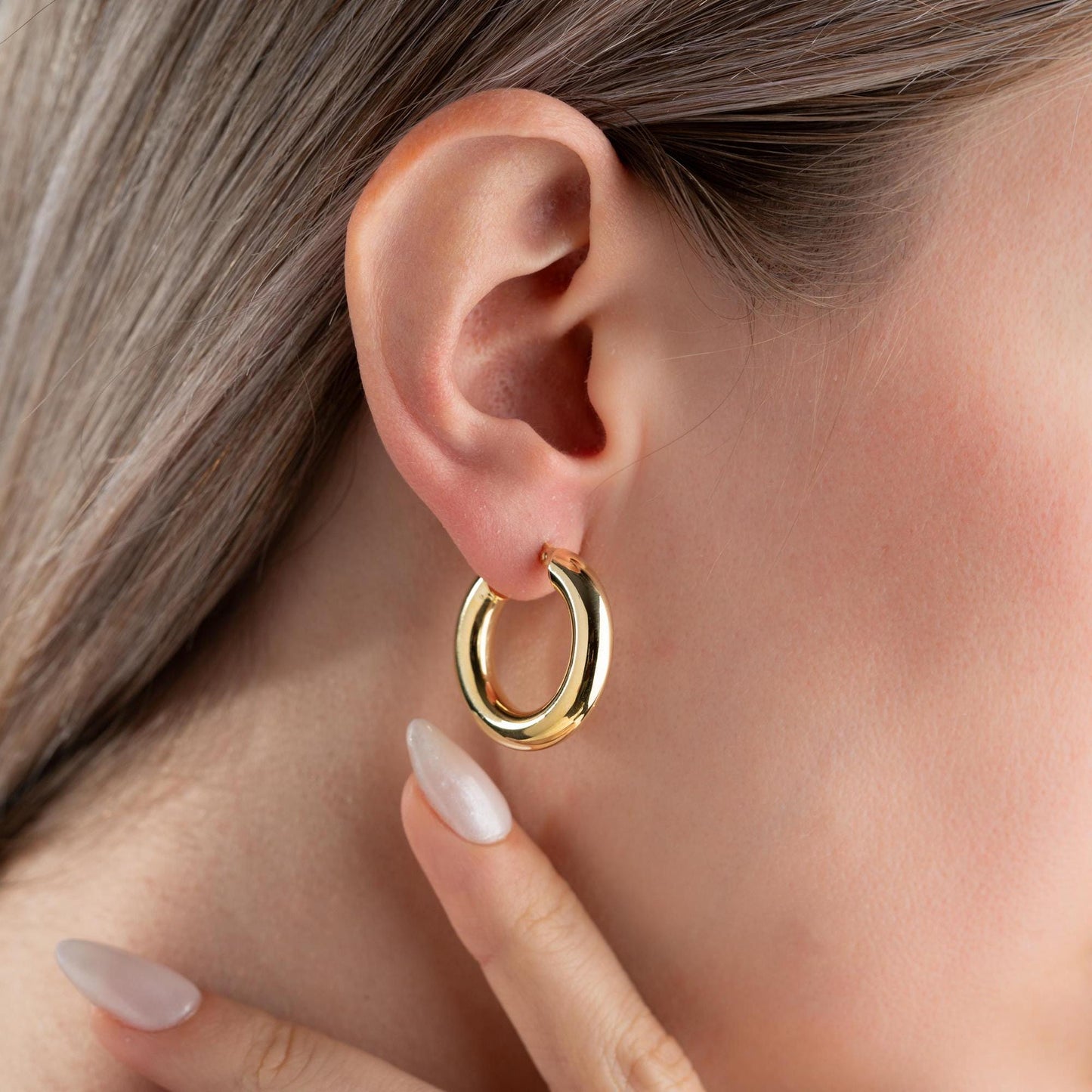 Chunky hoop earrings made of 925 sterling silver with a 14K gold-plated option, perfect for Christmas gifts and everyday wear.