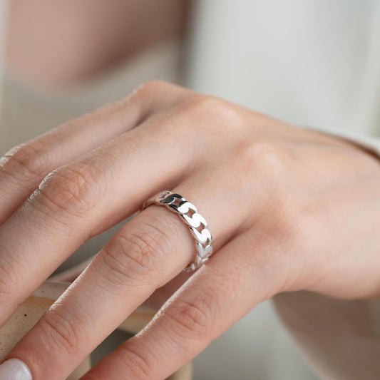 Chunky chain link ring crafted from 925 sterling silver with 14K gold plating, featuring an adjustable open band. Stylish unisex jewelry perfect for bold statement looks.