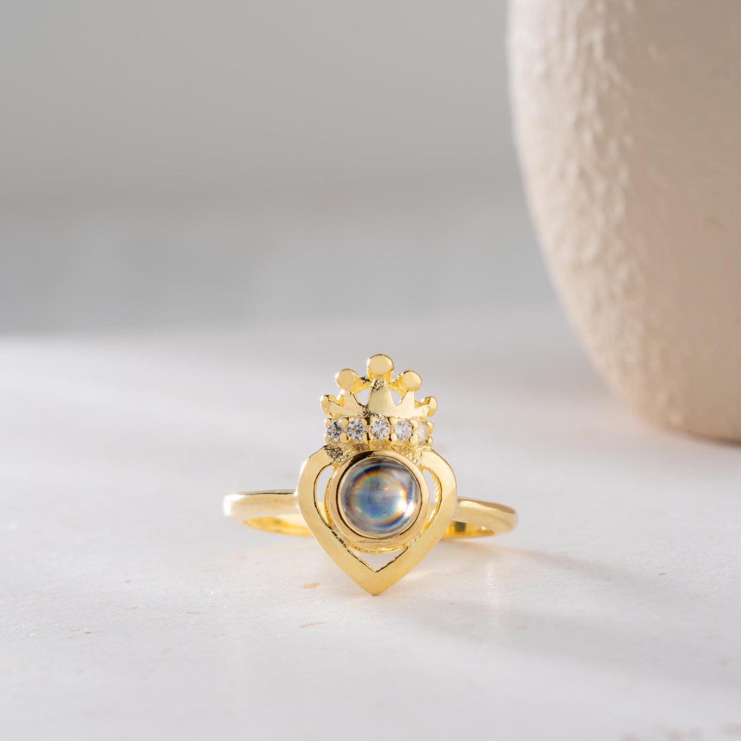 Romantic crown heart projection ring made from 925 Sterling Silver, projecting “I Love You” in 100 languages. Available in silver and gold finishes, ideal for special gifts.