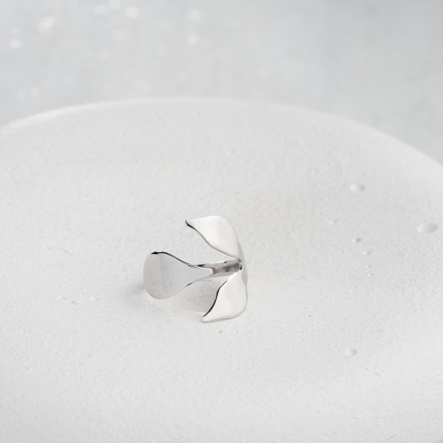 A delicate petal-inspired open ring crafted from 925 Sterling Silver, available in gold and rose gold plating. Adjustable design, ideal for everyday elegance and floral-inspired gifts.