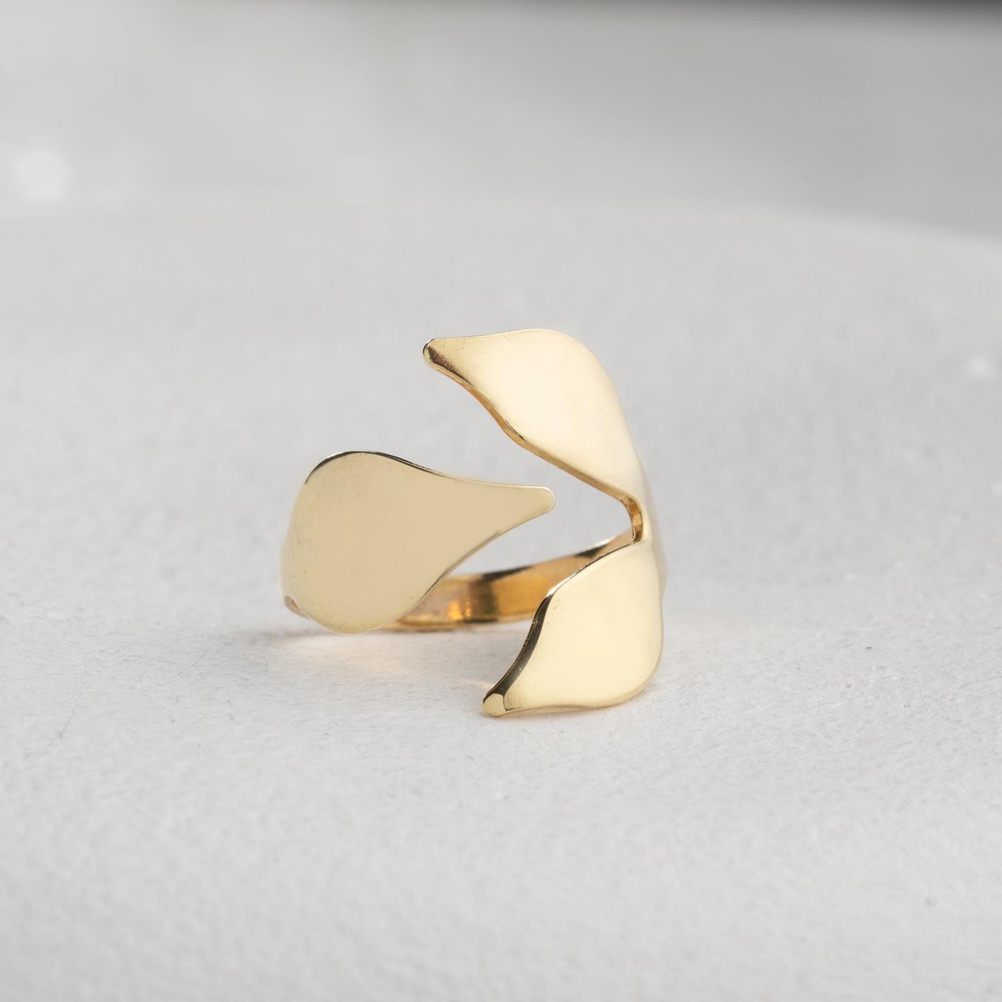 A delicate petal-inspired open ring crafted from 925 Sterling Silver, available in gold and rose gold plating. Adjustable design, ideal for everyday elegance and floral-inspired gifts.