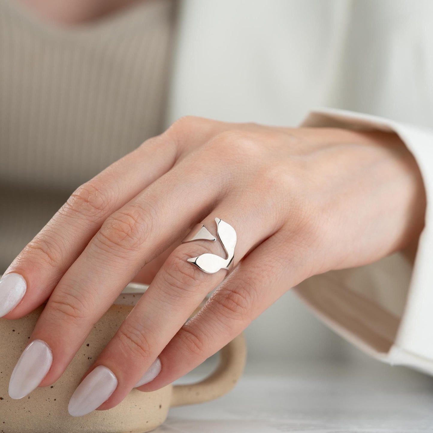A delicate petal-inspired open ring crafted from 925 Sterling Silver, available in gold and rose gold plating. Adjustable design, ideal for everyday elegance and floral-inspired gifts.