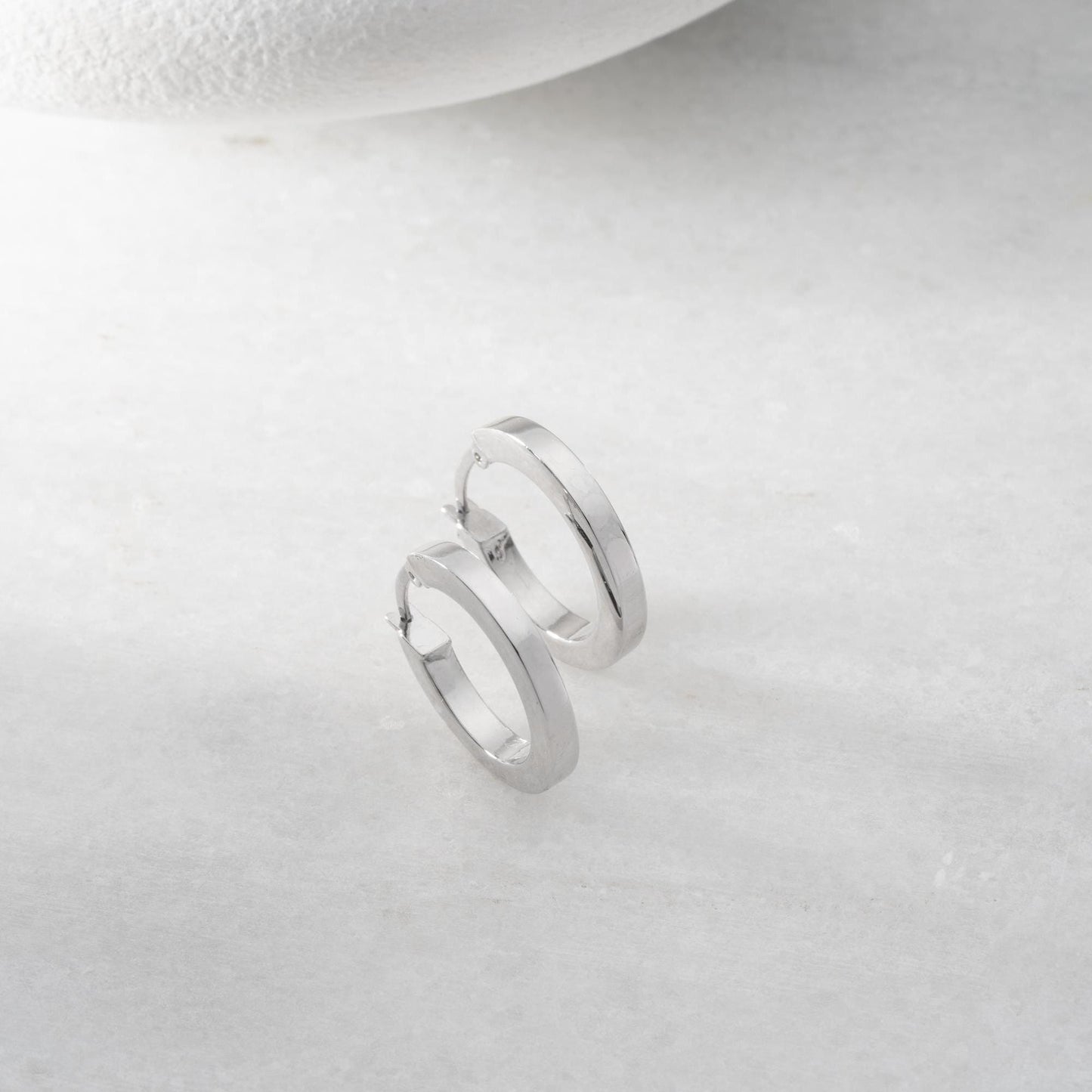 Thick hoop earrings in 925 sterling silver and 14K gold plated options, perfect for minimalist and bold everyday style.