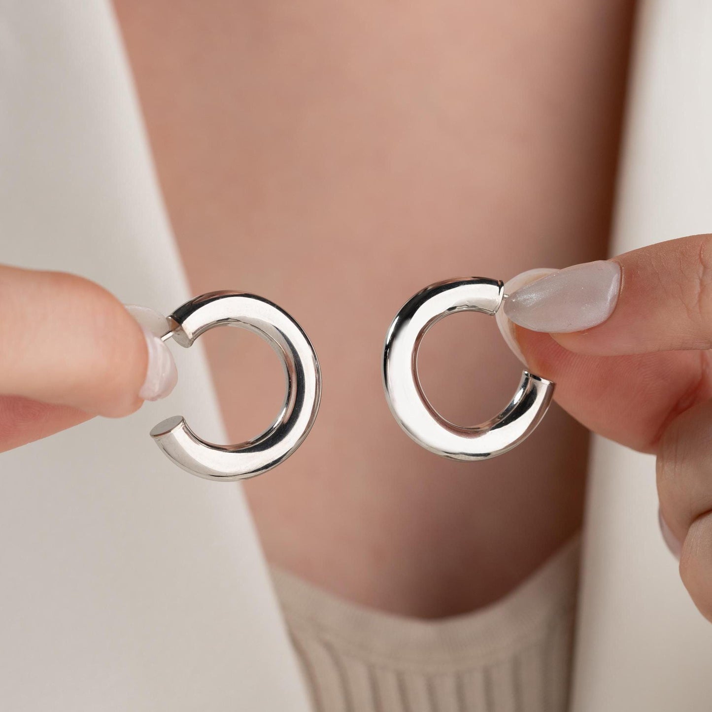 Chunky hoop earrings made of 925 sterling silver with a 14K gold-plated option, perfect for Christmas gifts and everyday wear.