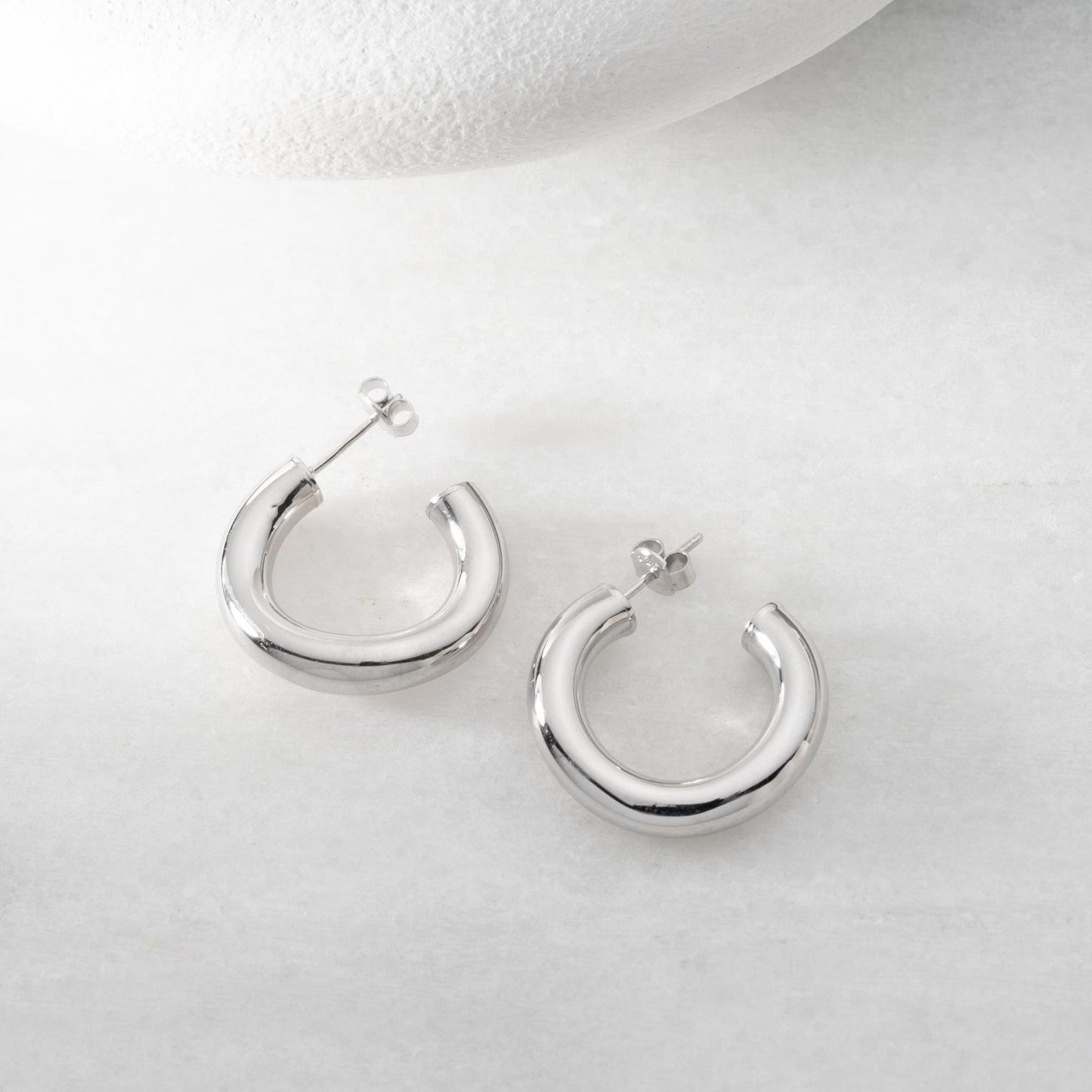 Chunky hoop earrings made of 925 sterling silver with a 14K gold-plated option, perfect for Christmas gifts and everyday wear.