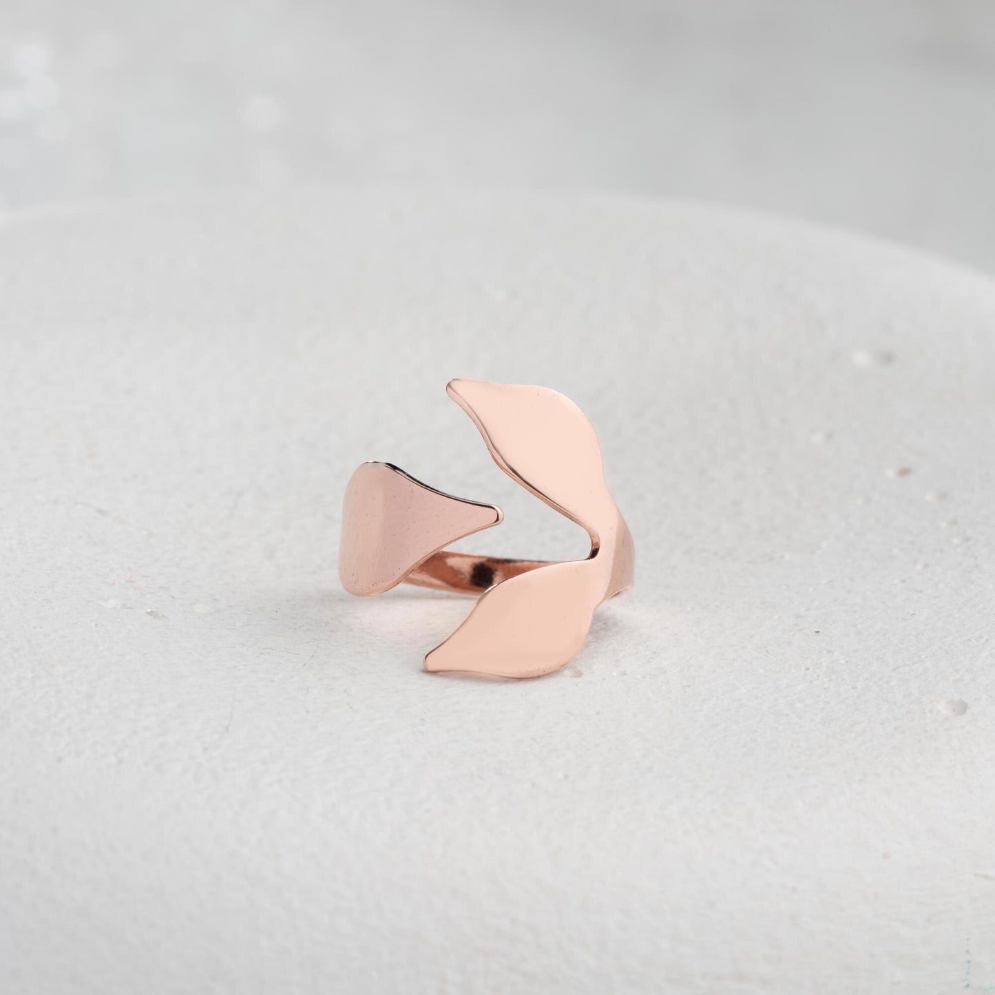 A delicate petal-inspired open ring crafted from 925 Sterling Silver, available in gold and rose gold plating. Adjustable design, ideal for everyday elegance and floral-inspired gifts.