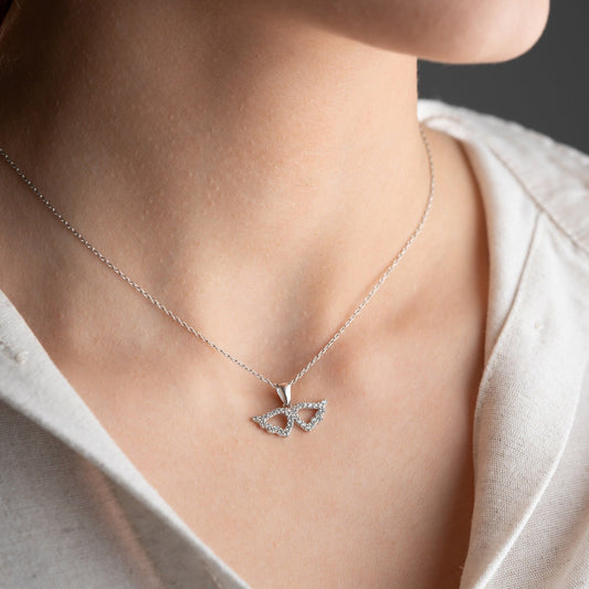 Elegant 925 sterling silver angel wing necklace, adorned with sparkling zircon stones, ideal as a protective charm or Mother&#39;s Day gift.
