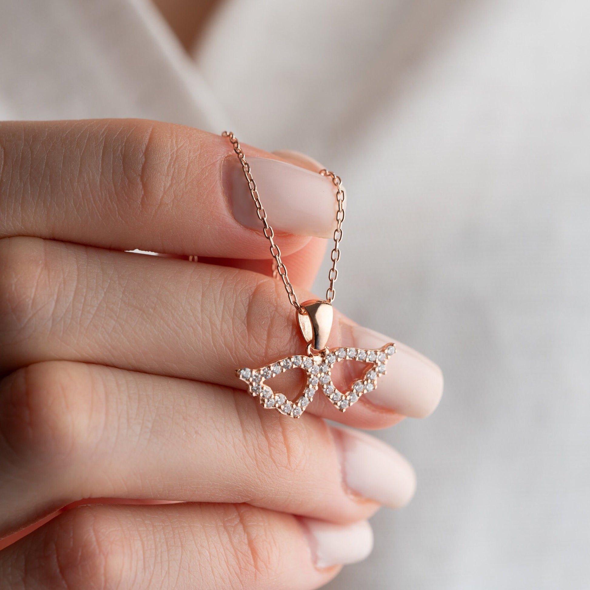 Elegant 925 sterling silver angel wing necklace, adorned with sparkling zircon stones, ideal as a protective charm or Mother&#39;s Day gift.