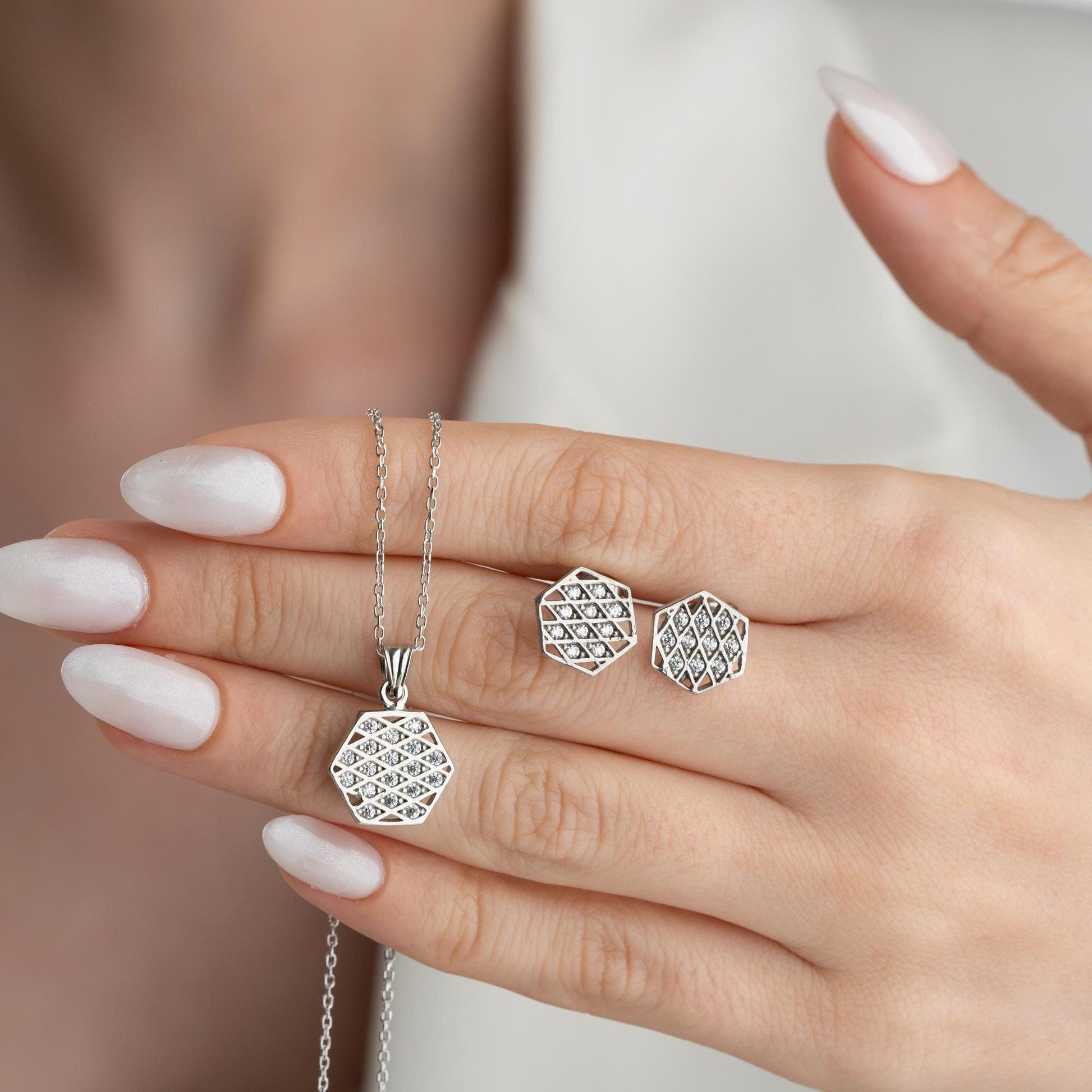 Elegant hexagon jewelry set, ideal for Christmas, birthdays, or anniversaries.