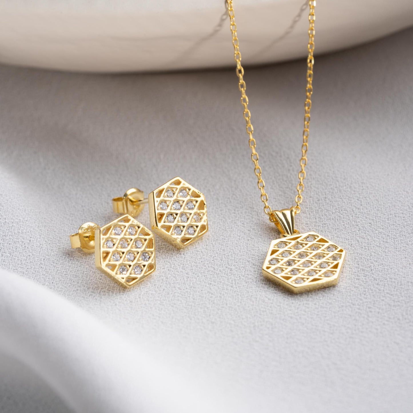 Elegant hexagon jewelry set, ideal for Christmas, birthdays, or anniversaries.