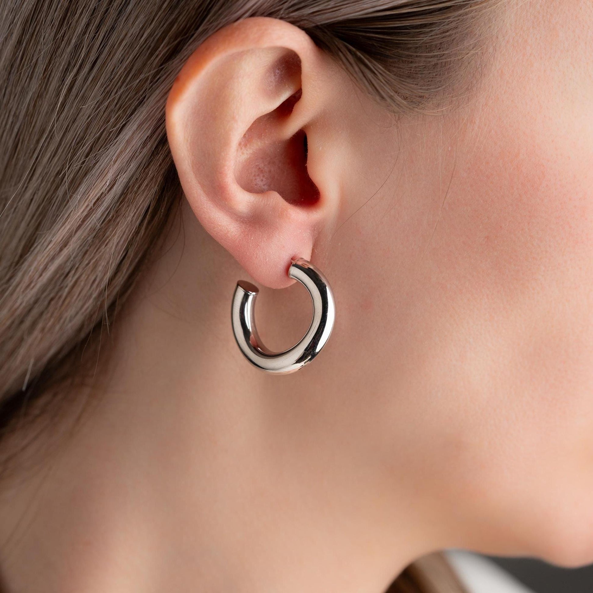 Chunky hoop earrings made of 925 sterling silver with a 14K gold-plated option, perfect for Christmas gifts and everyday wear.