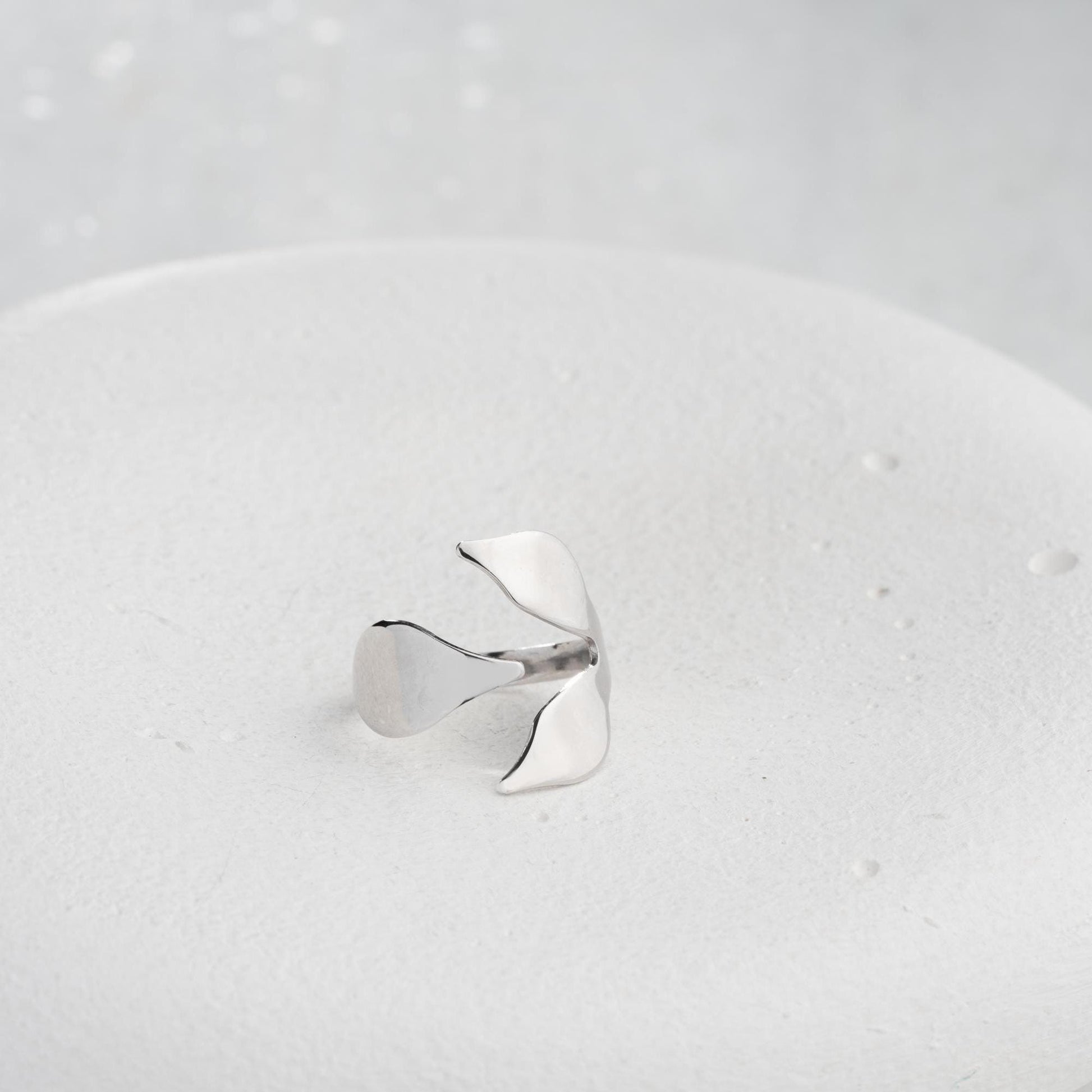 A delicate petal-inspired open ring crafted from 925 Sterling Silver, available in gold and rose gold plating. Adjustable design, ideal for everyday elegance and floral-inspired gifts.