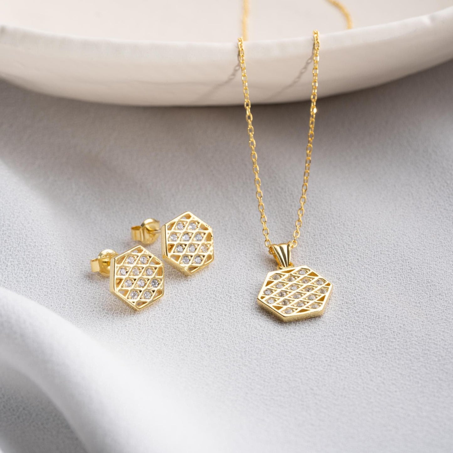Elegant hexagon jewelry set, ideal for Christmas, birthdays, or anniversaries.