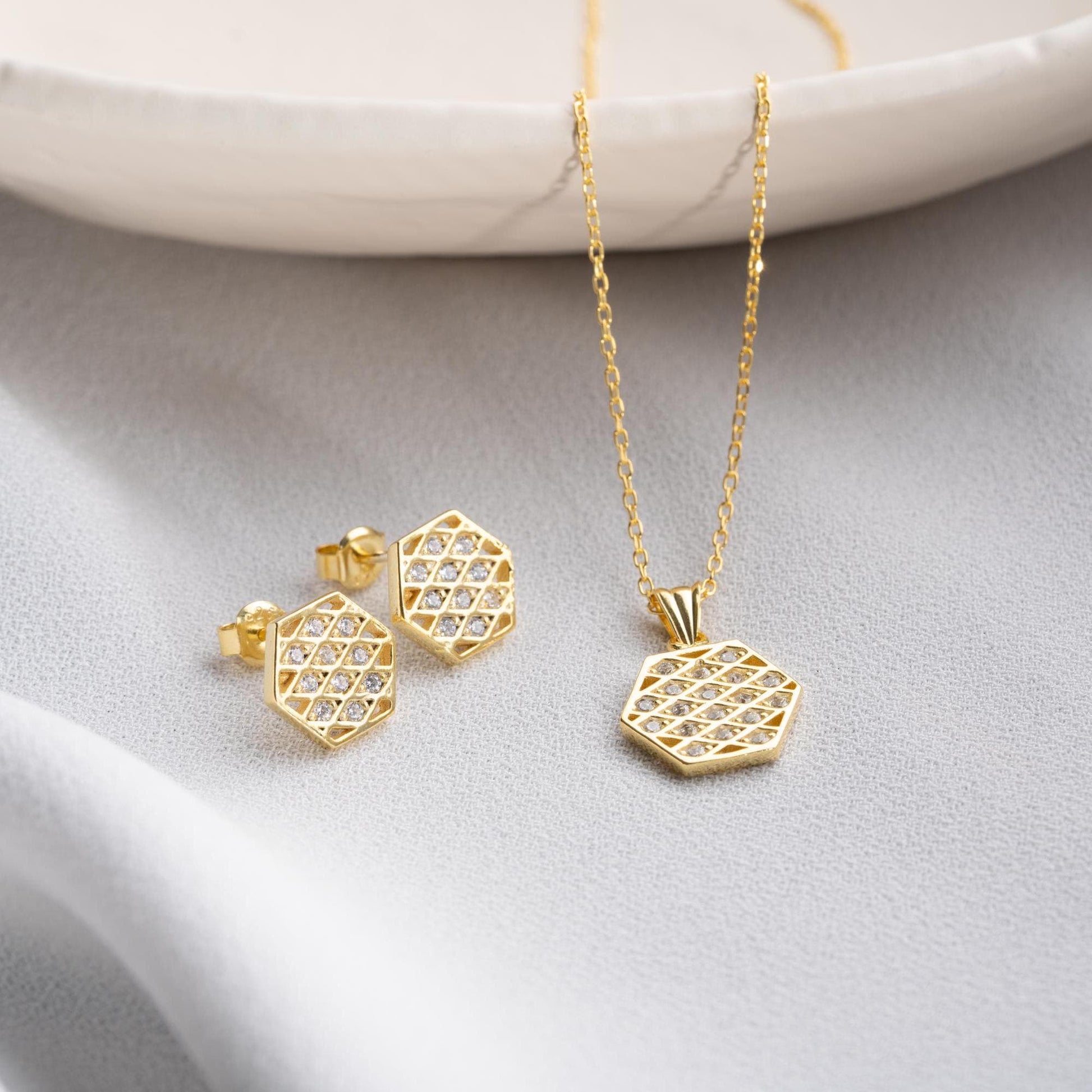 Elegant hexagon jewelry set, ideal for Christmas, birthdays, or anniversaries.