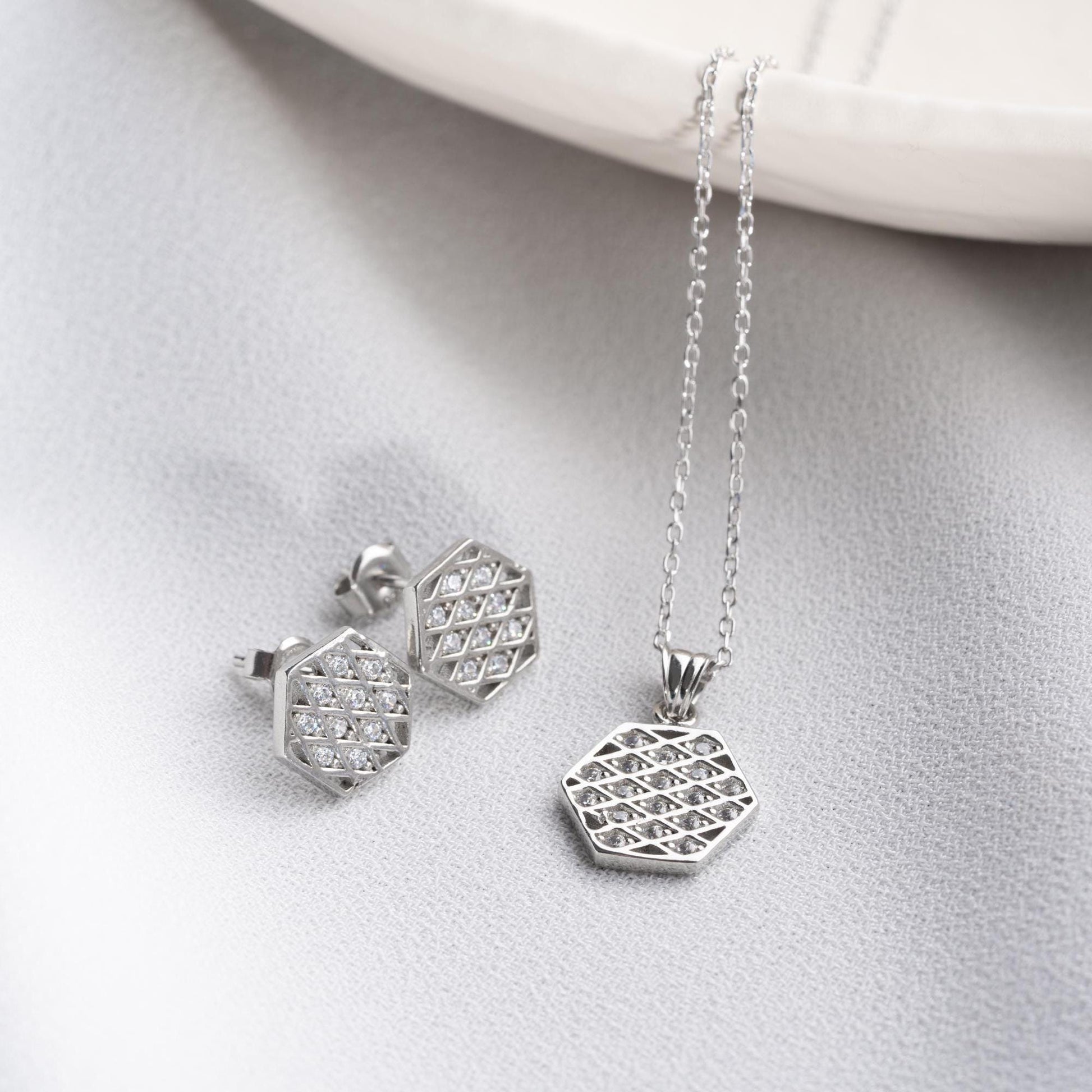 Elegant hexagon jewelry set, ideal for Christmas, birthdays, or anniversaries.