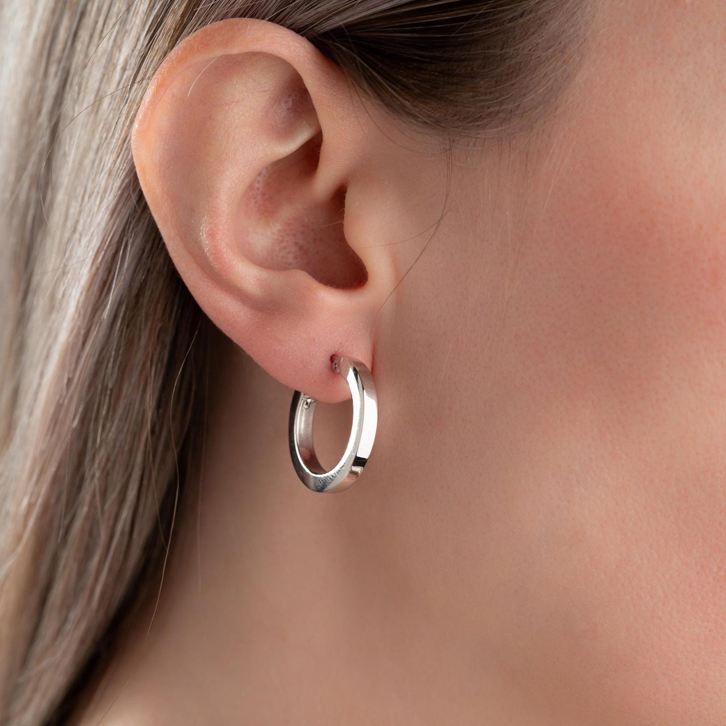 Thick hoop earrings in 925 sterling silver and 14K gold plated options, perfect for minimalist and bold everyday style.