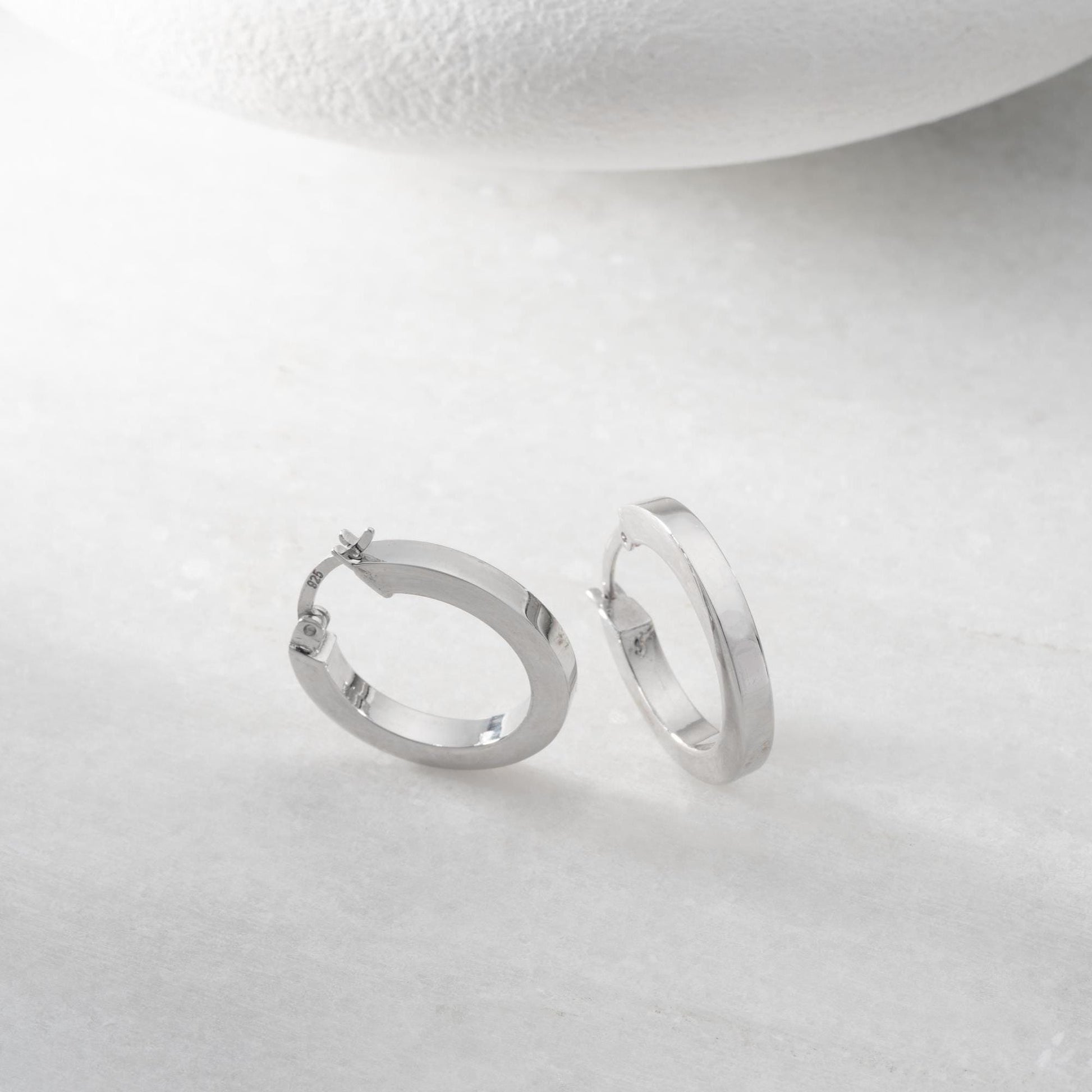 Thick hoop earrings in 925 sterling silver and 14K gold plated options, perfect for minimalist and bold everyday style.