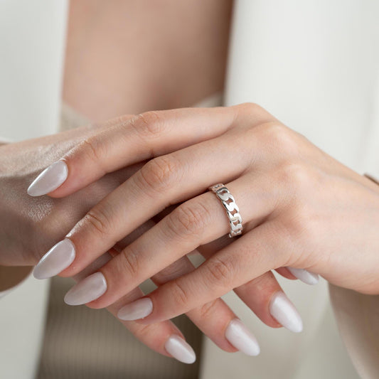 Chunky chain link ring crafted from 925 sterling silver with 14K gold plating, featuring an adjustable open band. Stylish unisex jewelry perfect for bold statement looks.