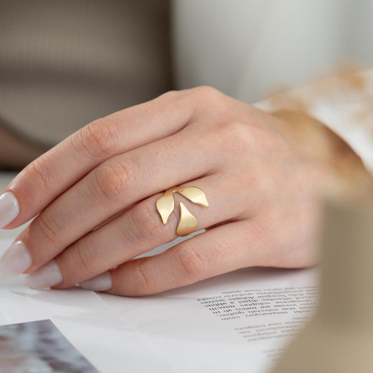 A delicate petal-inspired open ring crafted from 925 Sterling Silver, available in gold and rose gold plating. Adjustable design, ideal for everyday elegance and floral-inspired gifts.