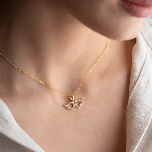 Elegant 925 sterling silver angel wing necklace, adorned with sparkling zircon stones, ideal as a protective charm or Mother&#39;s Day gift.